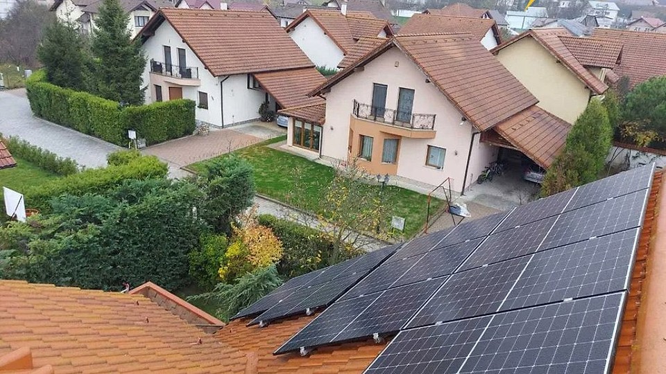 Ce este un acumulator V-TAC și de ce alegi un panou Longi? Fast Electric Expert te informează