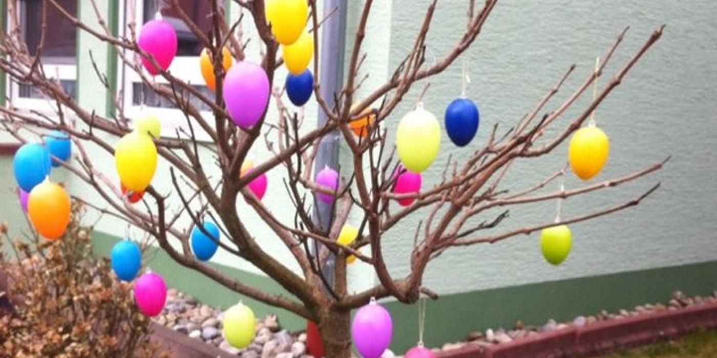 Tradiţie specială de Paşte: decorarea copacului cu ouă
