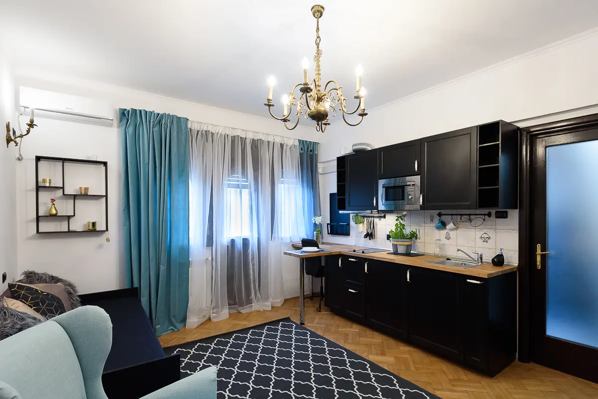 Casele cititorilor: garsoniera cocheta amenajata de Ioana