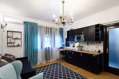 Casele cititorilor: garsoniera cocheta amenajata de Ioana