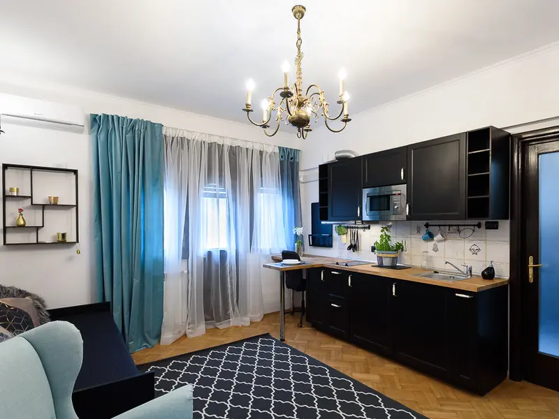 Casele cititorilor: garsoniera cocheta amenajata de Ioana