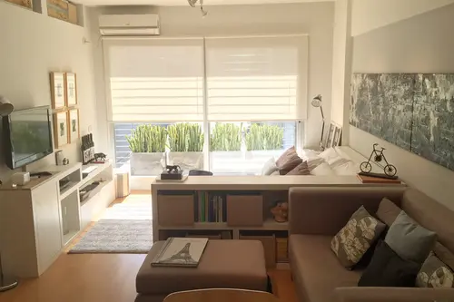 Un tanar indemanatic si curajos si-a amenajat singur locuinta de 32 mp