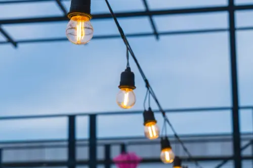 Iluminatul exterior: Idei creative pentru a-ți înfrumuseța grădina