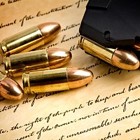 O curte federală de apel din SUA declară neconstituțională interzicerea armelor din California