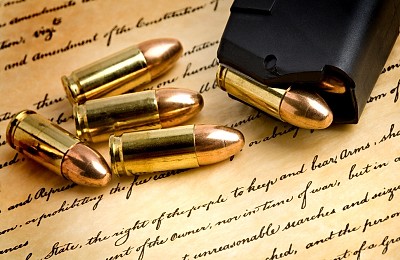 O curte federală de apel din SUA declară neconstituțională interzicerea armelor din California