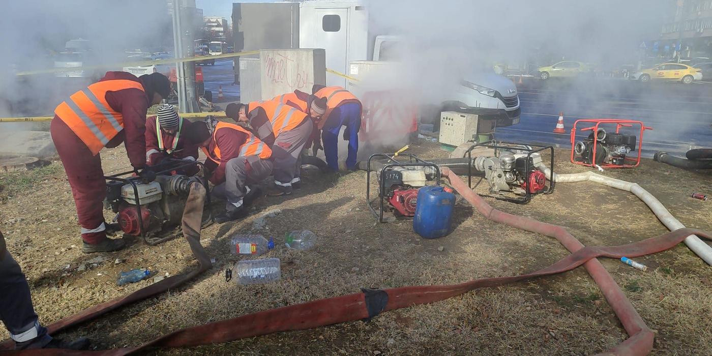 Avarie pe Magistrala Berceni, în Sectorul 4 din Bucureşti Furnizarea agentului termic pentru apă caldă şi încălzire va fi sistată pentru aproximativ 1.100 de blocuri