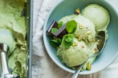 Înghețată de avocado cu banane și lapte de cocos – desert vegan, rapid și cremos