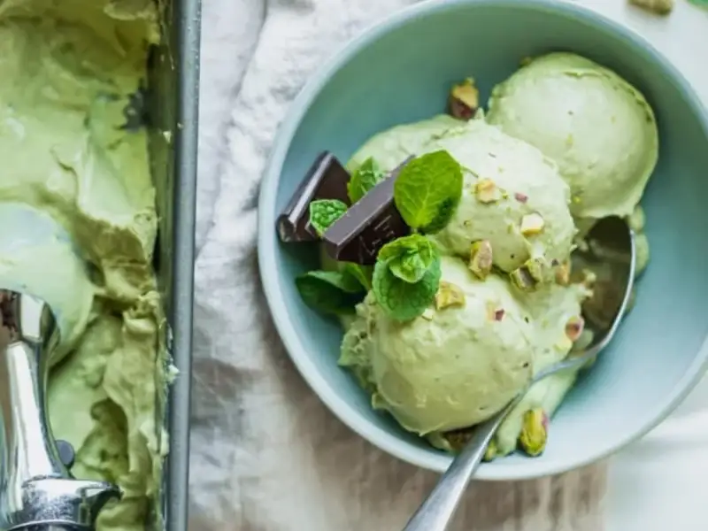 Înghețată de avocado cu banane și lapte de cocos – desert vegan, rapid și cremos