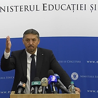 Daniel David le râde în față studenților pe care i-a trimis la muncă: Eu n-am fost angajat în facultate. N-am avut nevoie de slujbă part-time fiindcă am fost susținut de părinți