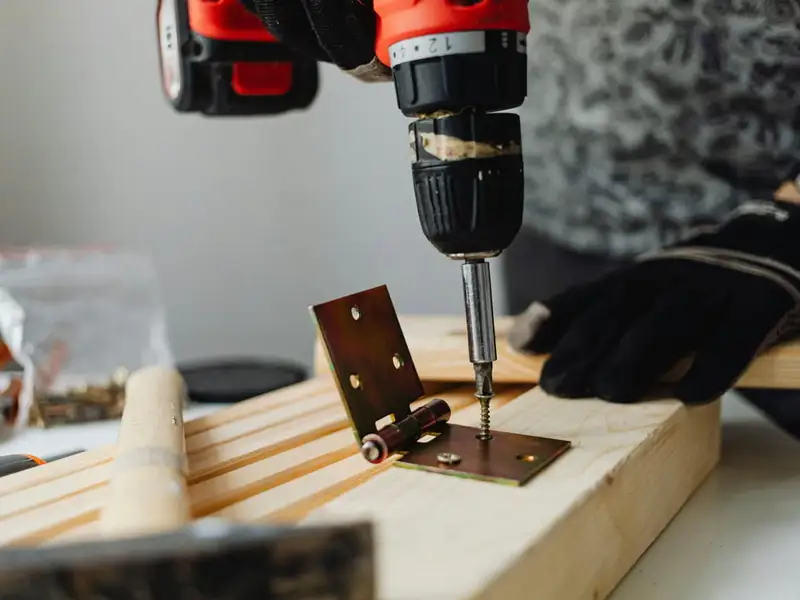 Schimbă-ți singur balamalele! Informații utile pentru adepții DIY