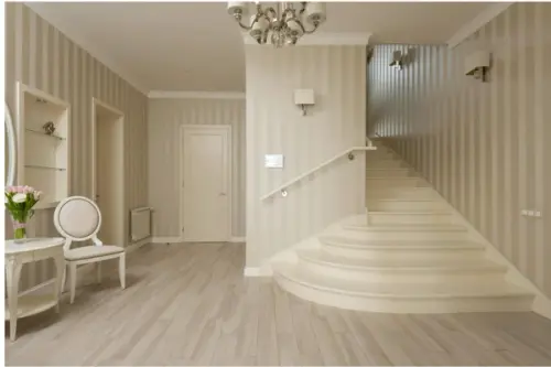 Cum dai farmec holului cu ajutorul tapetului: sfaturi și trucuri utile