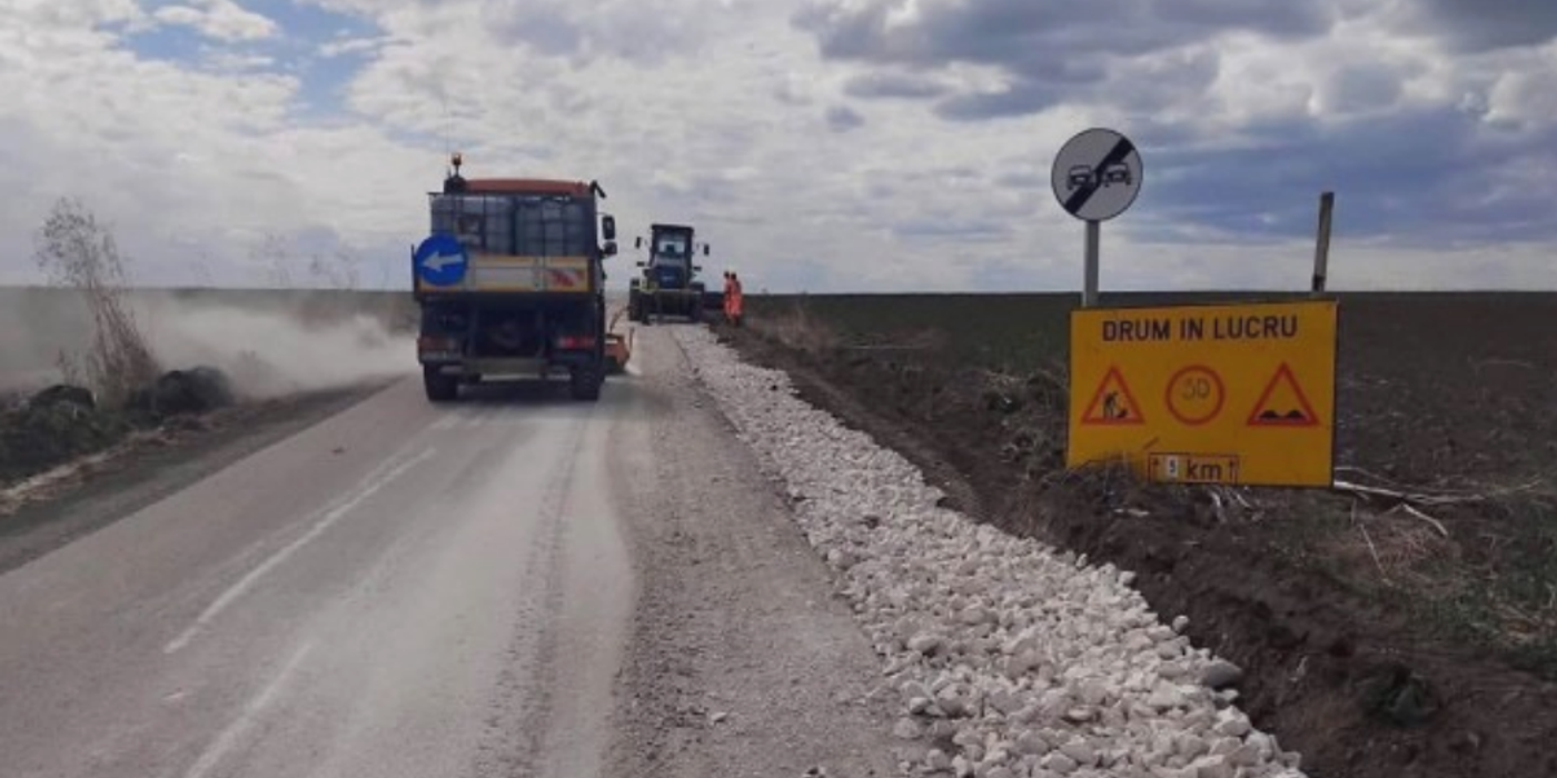 Lucrări pe DJ222, între Peștera și Pietreni. Drumul va fi asfaltat pe toată lățimea