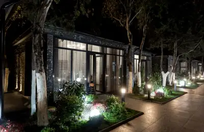 Iluminatul Exterior Perfect: Sfaturi pentru a Transforma Curtea Seara