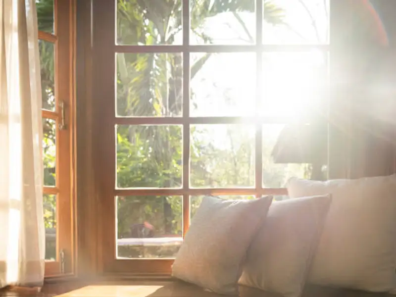 Soluții ingenioase pentru a aduce mai multă lumină naturală în casă iarna