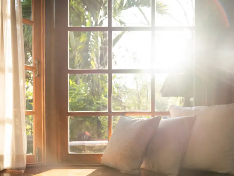 Soluții ingenioase pentru a aduce mai multă lumină naturală în casă iarna