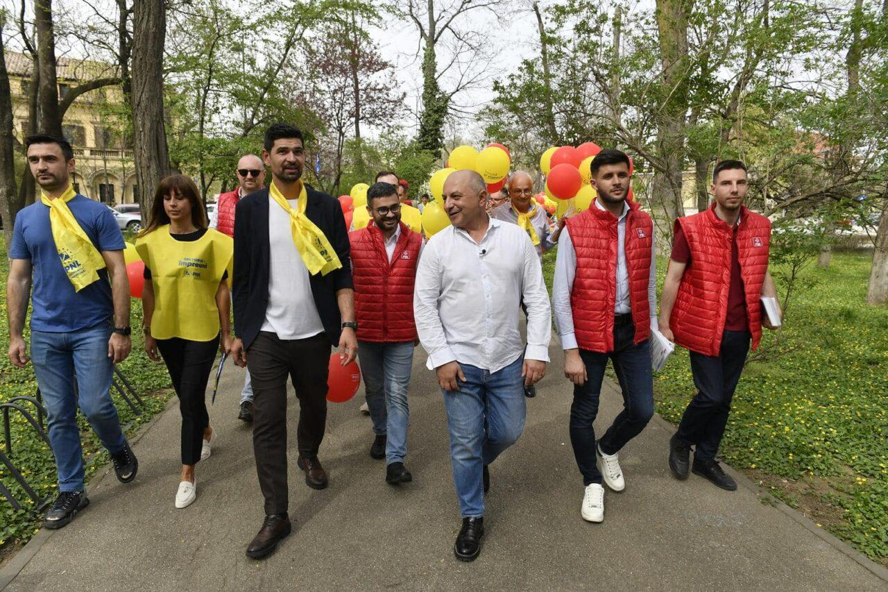 Campanie electorală cu gogoși, lăutarii și funii de usturoi. Piedone strânge voturi cu icoana în piață. Cîrstoiu, întâlniri cu susținătorii în piață și în parc