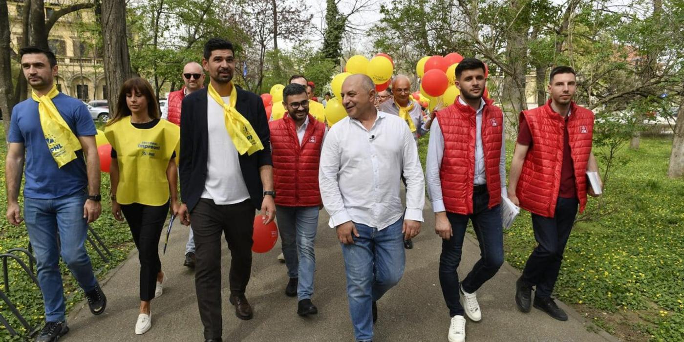 Campanie electorală cu gogoși, lăutarii și funii de usturoi. Piedone strânge voturi cu icoana în piață. Cîrstoiu, întâlniri cu susținătorii în piață și în parc