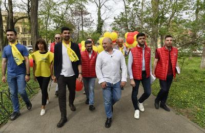 Campanie electorală cu gogoși, lăutarii și funii de usturoi. Piedone strânge voturi cu icoana în piață. Cîrstoiu, întâlniri cu susținătorii în piață și în parc