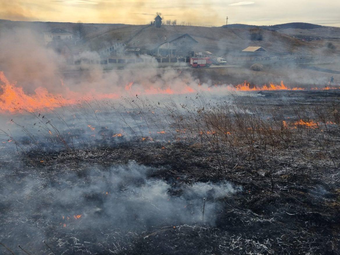 Mai multe incendii au cuprins în ultima perioadă vegetația uscată. Atenționare a pompierilor clujeni!