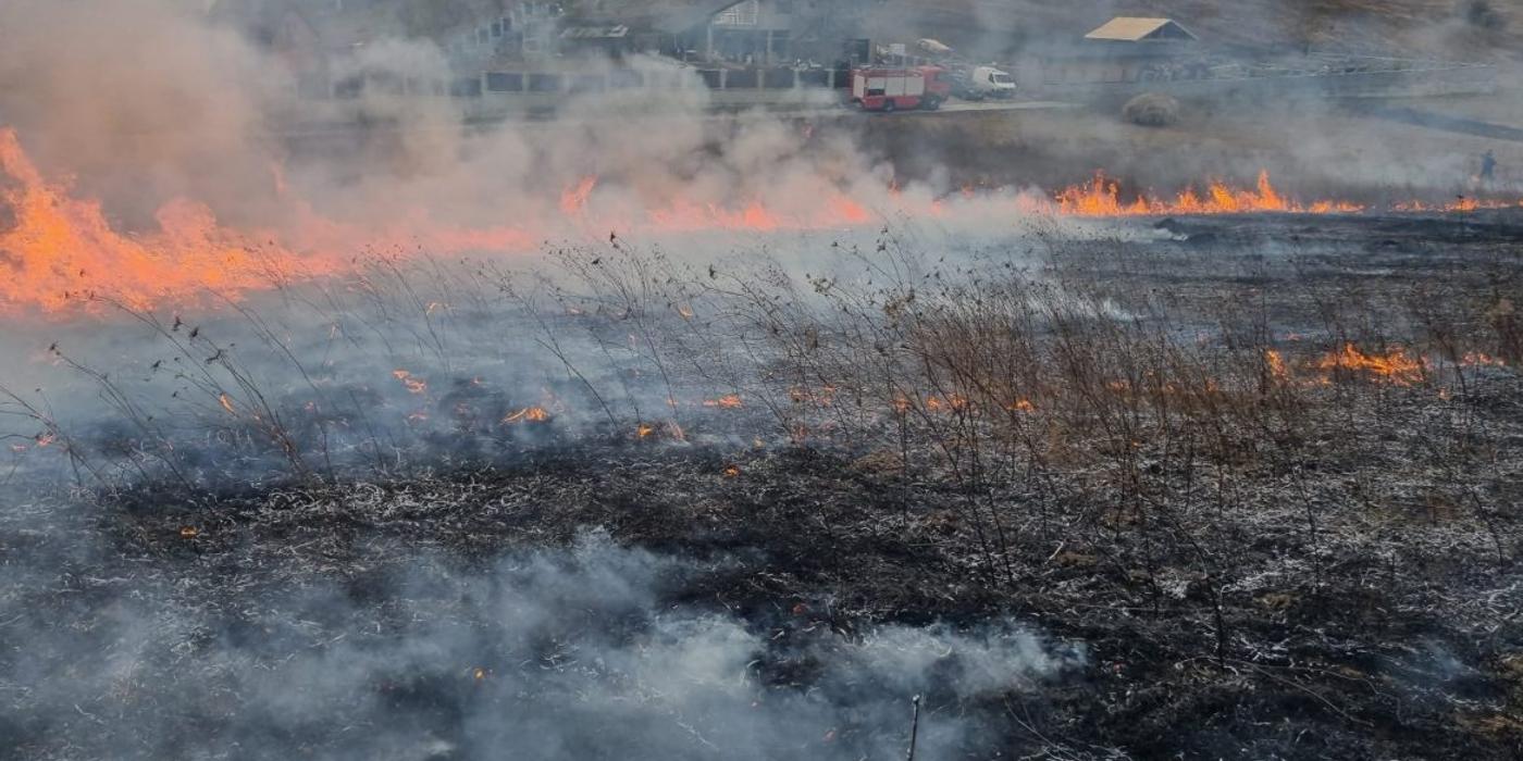 Mai multe incendii au cuprins în ultima perioadă vegetația uscată. Atenționare a pompierilor clujeni!