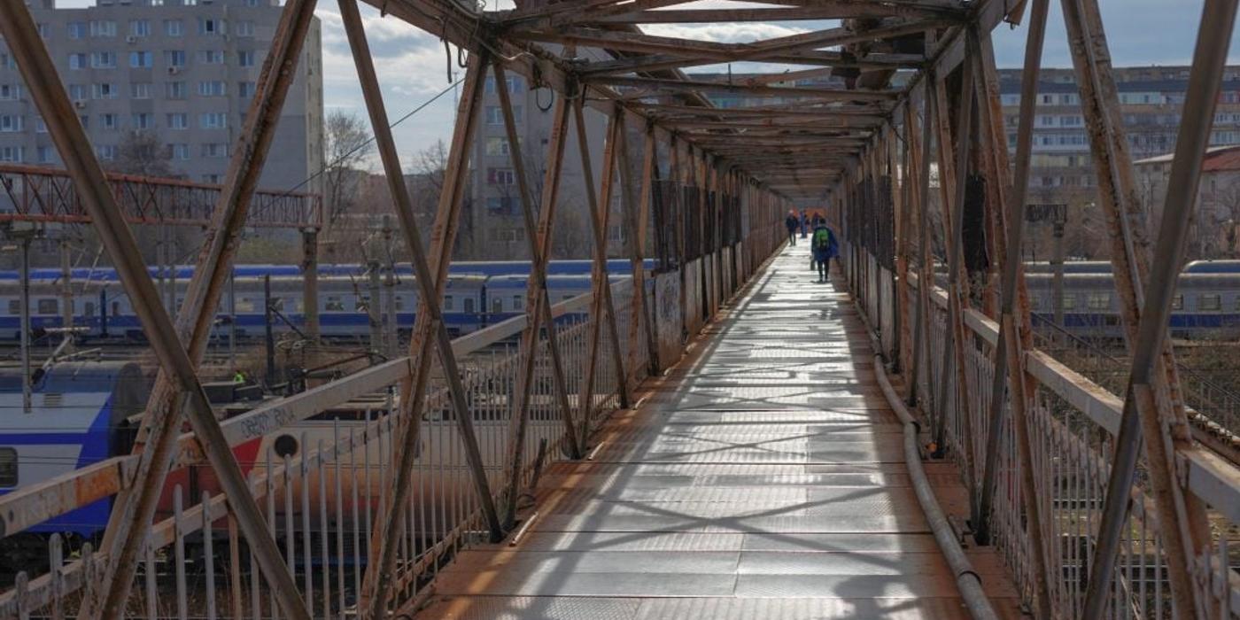 Mâncată de rugină, pasarela ce leagă cartierele Giulești și Grivița este folosită zilnic de mii de persoane: „Ți-e frică să urci pe ea, dar e utilă”