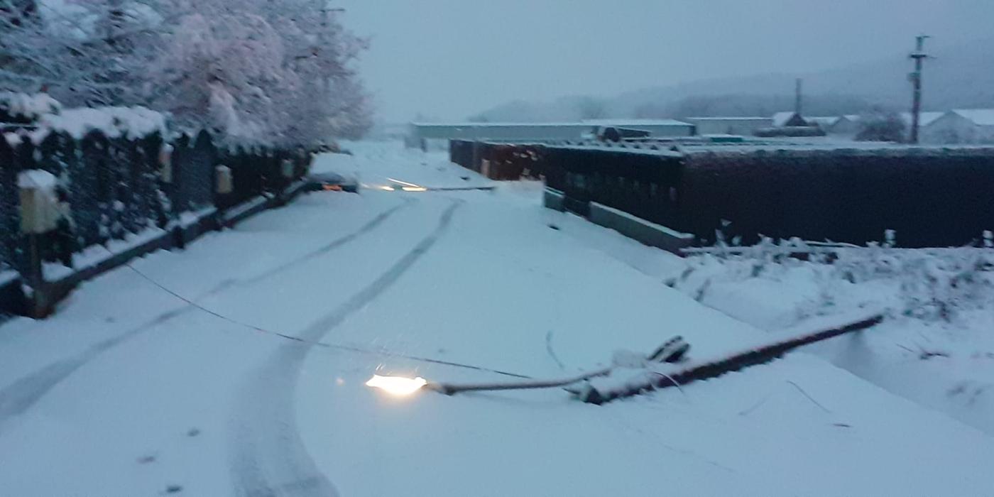 Rețeaua de energie electrică din Cluj a fost grav afectată de ninsorile abundente