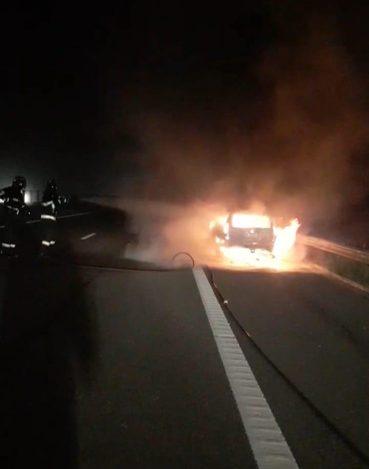 Un autoturism a luat foc, noaptea trecută, pe Autostrada Transilvania