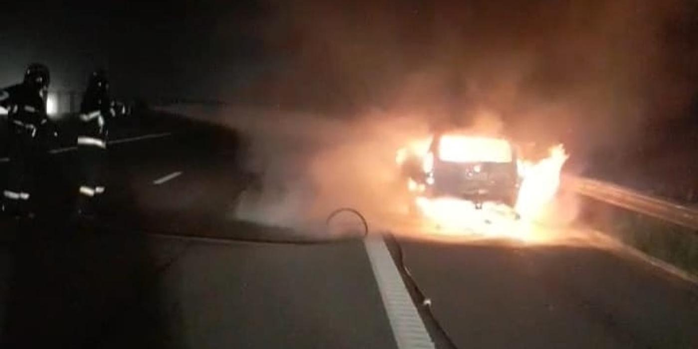 Un autoturism a luat foc, noaptea trecută, pe Autostrada Transilvania