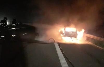 Un autoturism a luat foc, noaptea trecută, pe Autostrada Transilvania