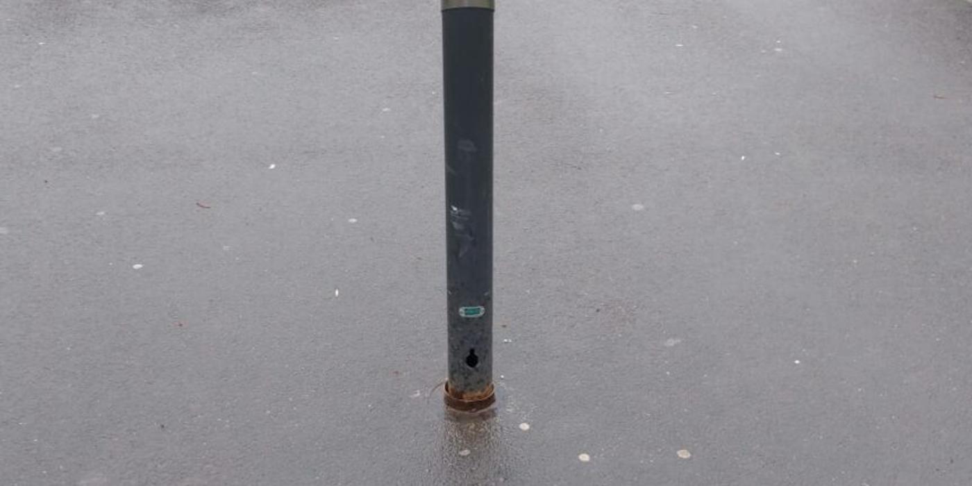 Țeavă răsărită din senin pe aleea pietonală din Parcul Moghioroș