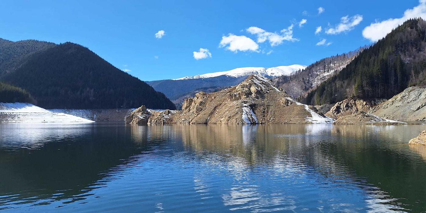 Apele Române: Coeficientul de umplere în principalele 40 de lacuri, mai mic cu 10% decât anul trecut în aceeaşi perioadă / Rezerva de apă poate satisface necesarul / Nu se înregistrează secţiuni sub debitul minim necesar