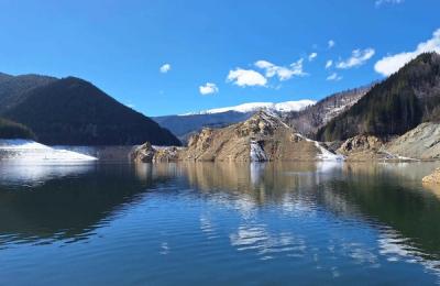 Apele Române: Coeficientul de umplere în principalele 40 de lacuri, mai mic cu 10% decât anul trecut în aceeaşi perioadă / Rezerva de apă poate satisface necesarul / Nu se înregistrează secţiuni sub debitul minim necesar