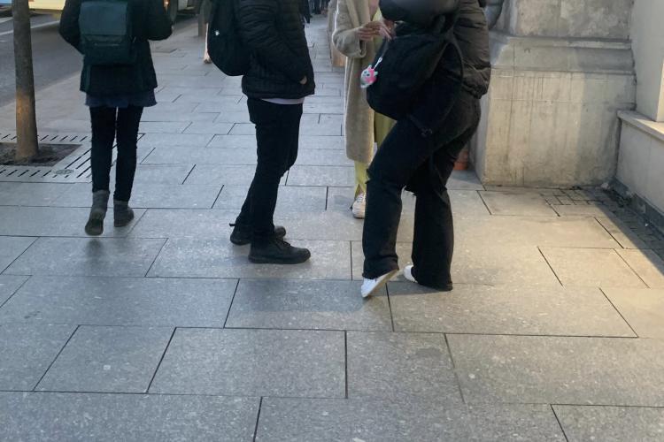 O tânără blondă i-a surprins pe cei din Cluj după ce a oprit mai mulți oameni și le-a cerut bani
