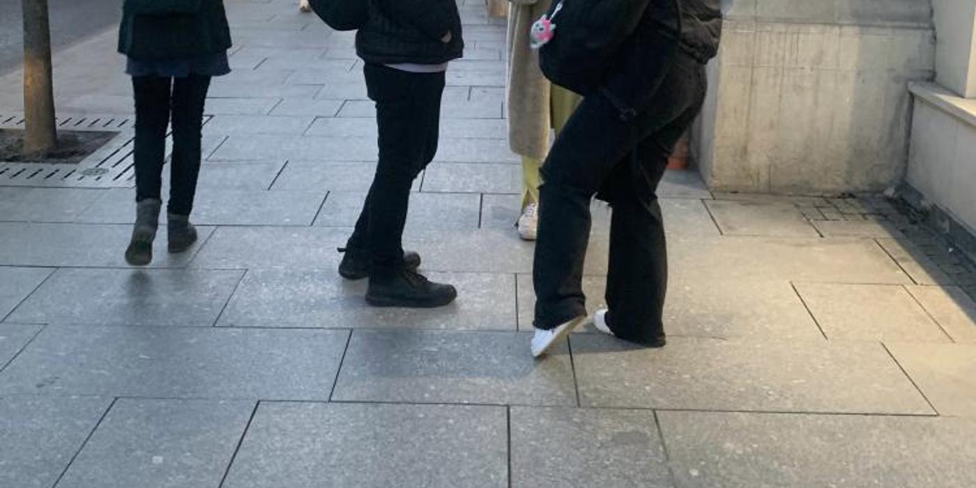 O tânără blondă i-a surprins pe cei din Cluj după ce a oprit mai mulți oameni și le-a cerut bani