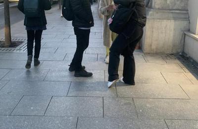 O tânără blondă i-a surprins pe cei din Cluj după ce a oprit mai mulți oameni și le-a cerut bani