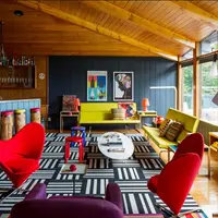 Explozie de culori intr-o locuinta extravaganta