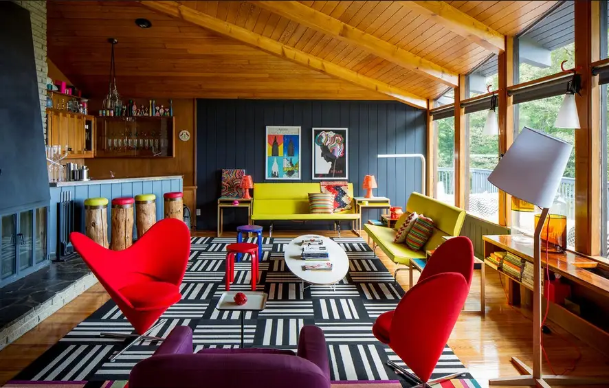 Explozie de culori intr-o locuinta extravaganta