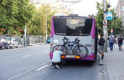 Începând de luni, autobuzele de pe mai multe linii vor fi dotate cu suporturi pentru biciclete