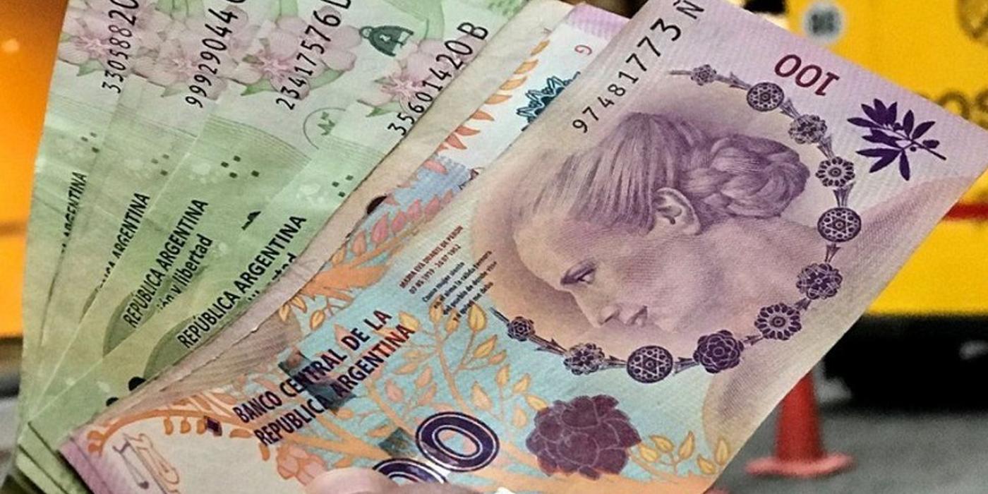 Banca centrală din Argentina a devalorizat peso şi a majorat dobânda cheie, după victoria în alegerile primare a libertarianului Javier Milei