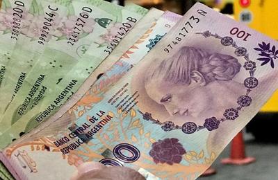 Banca centrală din Argentina a devalorizat peso şi a majorat dobânda cheie, după victoria în alegerile primare a libertarianului Javier Milei