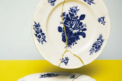 Kintsugi, arta japoneza de a repara obiecte din ceramica cu aur