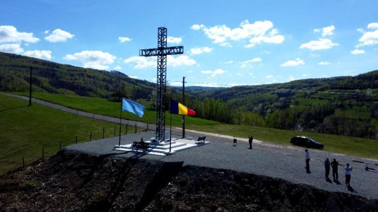 O cruce uriașă de 13 metri şi 3 tone a fost montată duminică în localitatea Bucea, din județul Cluj