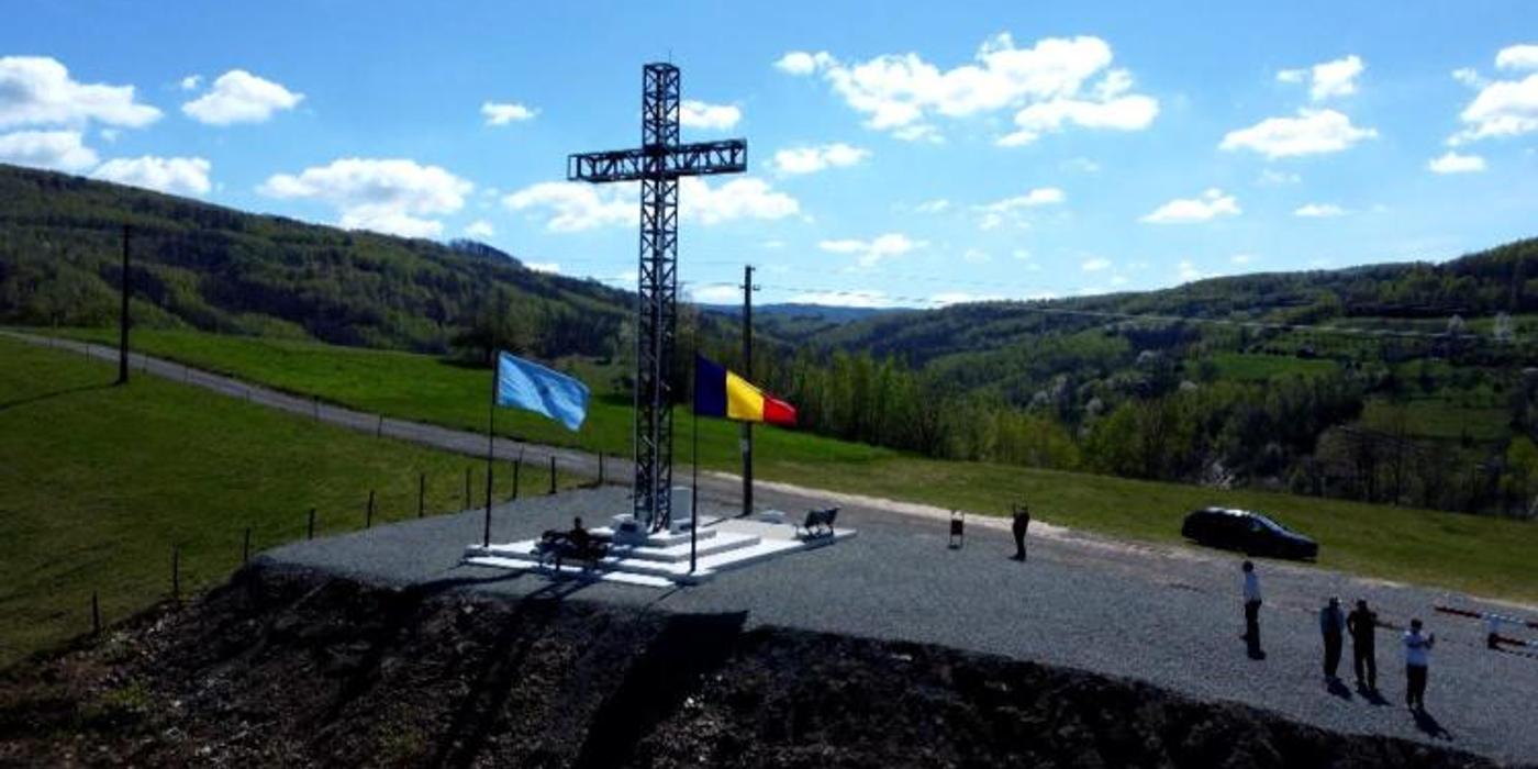O cruce uriașă de 13 metri şi 3 tone a fost montată duminică în localitatea Bucea, din județul Cluj