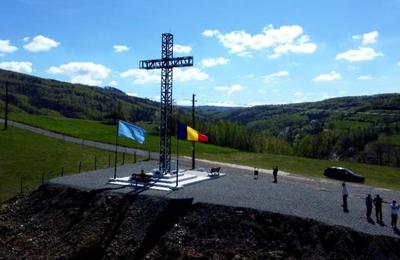 O cruce uriașă de 13 metri şi 3 tone a fost montată duminică în localitatea Bucea, din județul Cluj