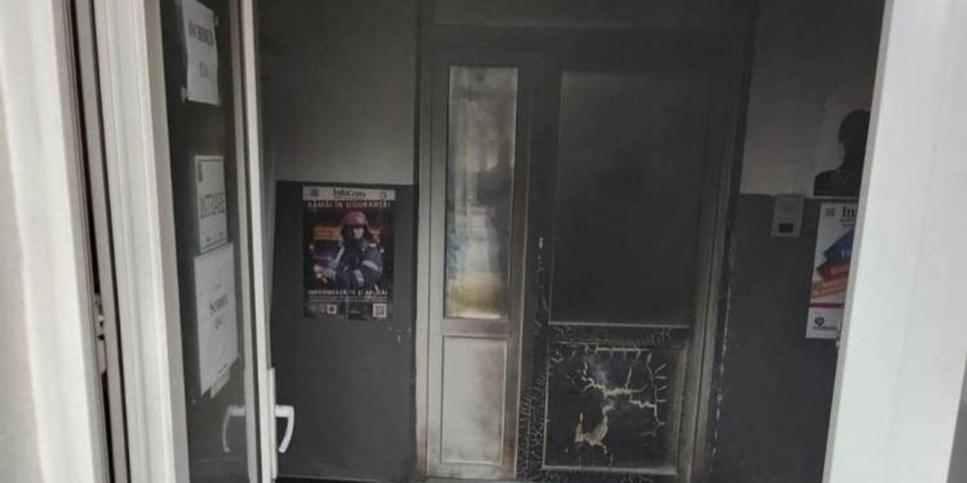 Marți seara, un incident șocant a avut loc în sediul poliției din orașul Huedin