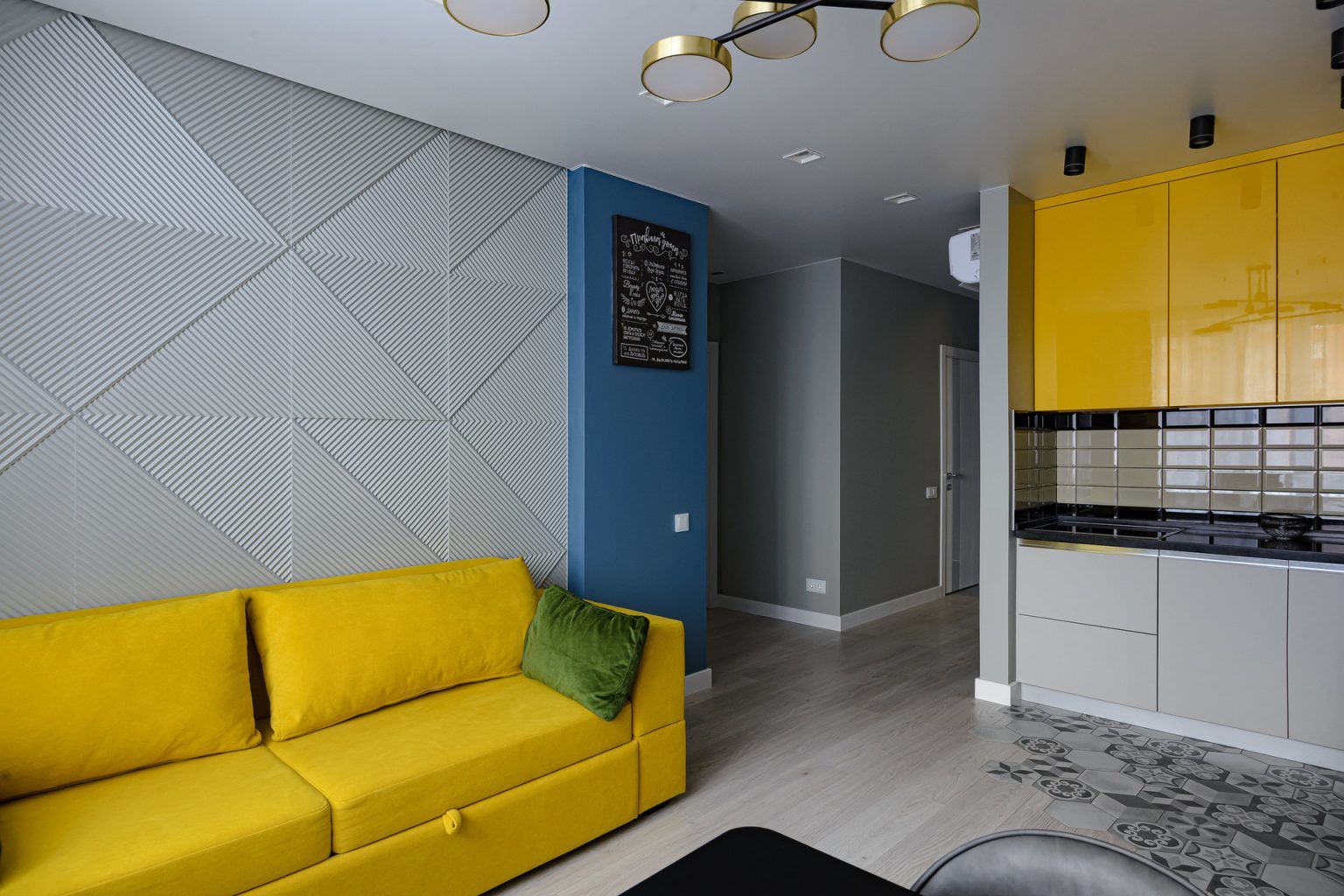 Amenjare moderna cu accente de galben intens