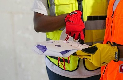7 Beneficii ale Vestelor și Combinezoanelor Reflectorizante