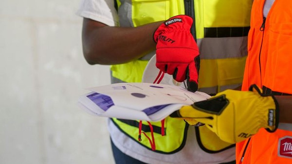 7 Beneficii ale Vestelor și Combinezoanelor Reflectorizante