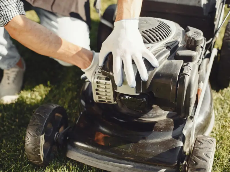 Merită Să Îți Cumperi o Mașină de Tuns Gazonul Robotizată sau una Manuală? O Analiză Comparativă