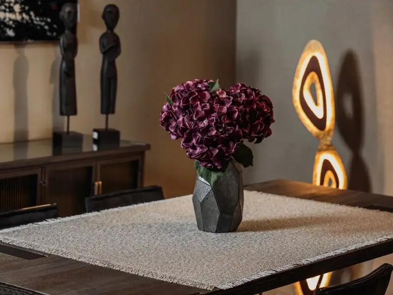 Vaza în amenajarea unui sufragerii cu stil